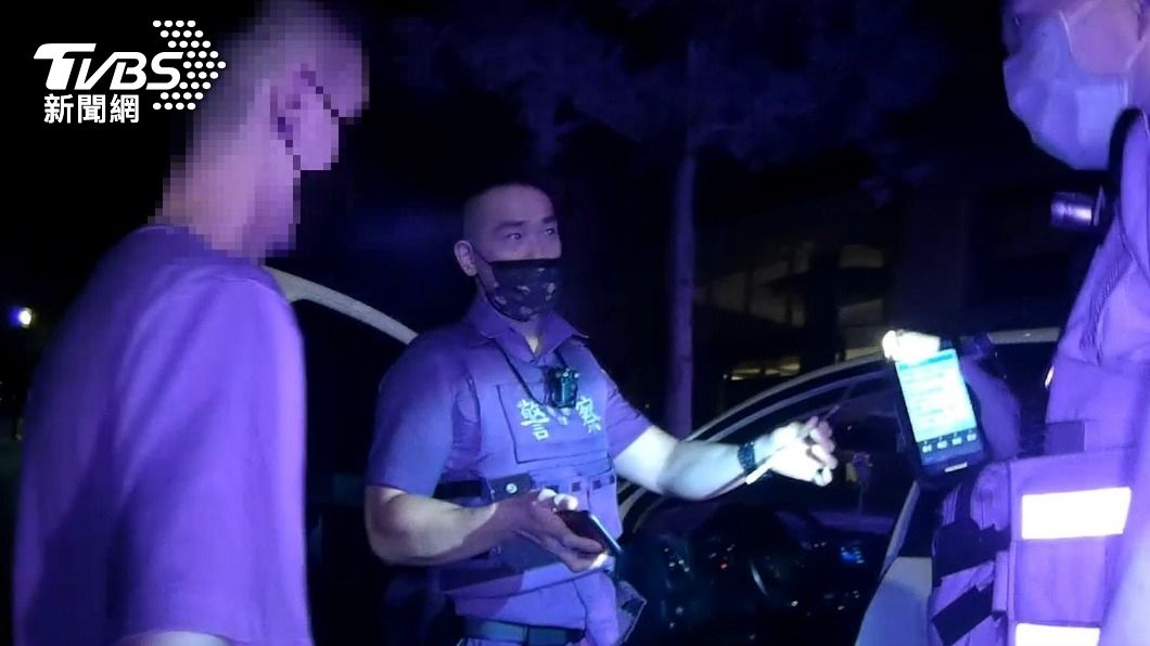 毒癮犯了狂發抖!男駕駛違停路邊抽K菸 異味引來巡邏警