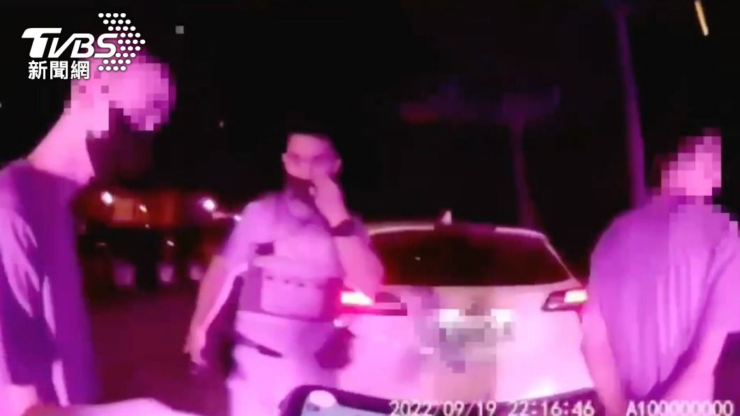 呂男（右）違停路邊吸毒引來警方注意。（圖／TVBS）