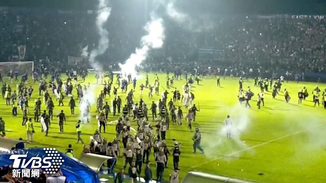 不滿球隊輸球，大批印尼球迷爆發衝突，釀成百人喪命的悲劇。（圖/達志影像路透社）