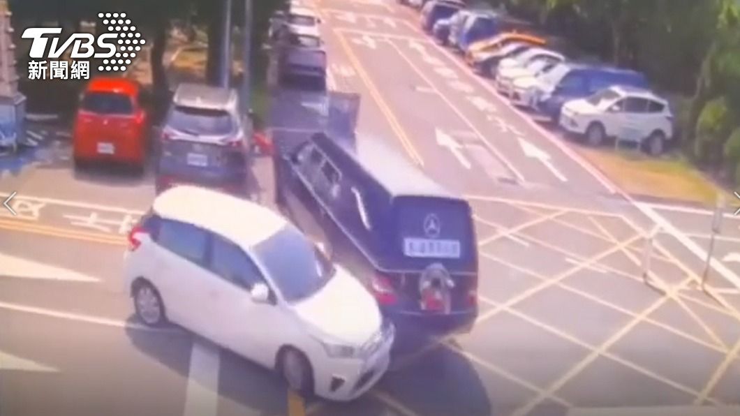 靈柩車先衝撞白車。(圖/TVBS)