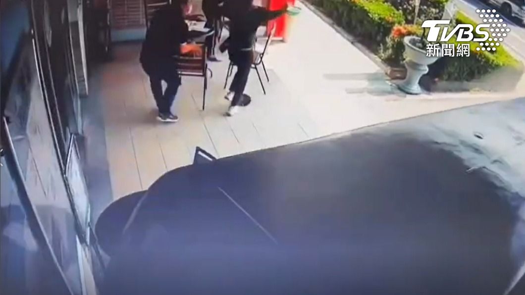 2人險成夾心餅。(圖/TVBS)