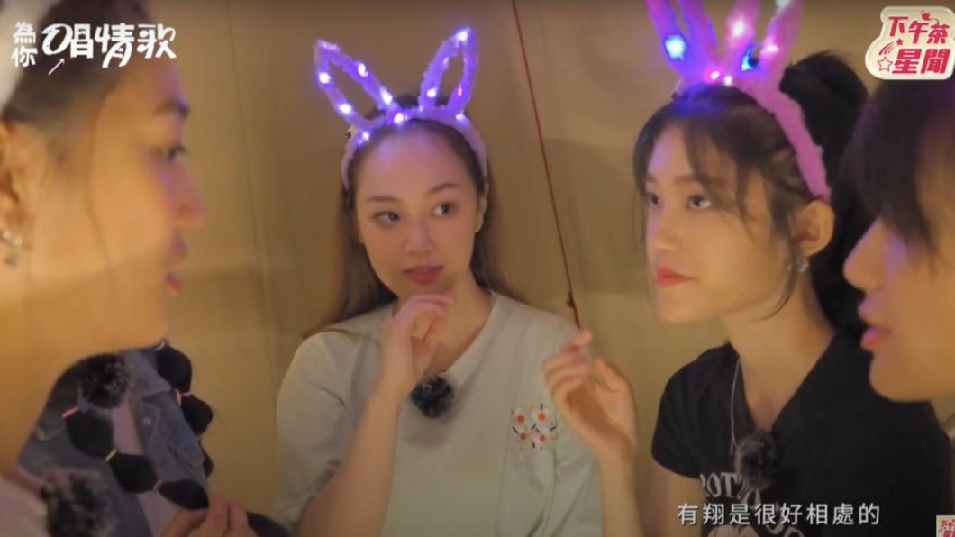 安吉(左2)參與節目錄製。(圖/翻攝自《為你唱情歌》節目片段)