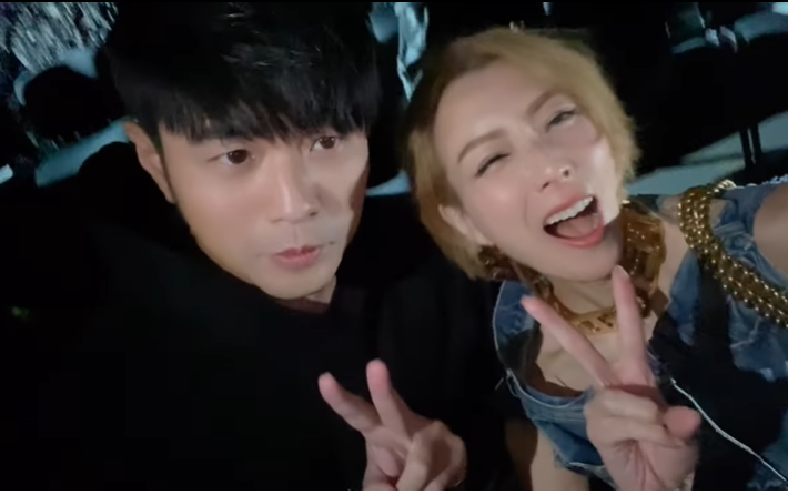 周杰倫和鄭秀文自拍留念。(圖/翻攝自鄭秀文 IG)