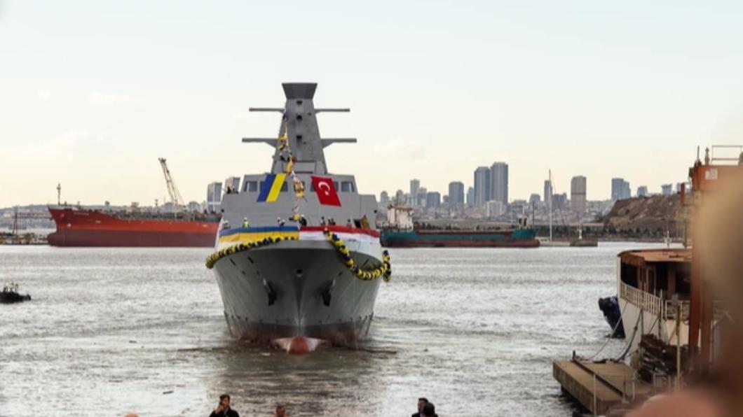 土耳其為烏克蘭建造的第一艘護衛艦正式下水,澤倫斯基強調烏軍將打造海軍新艦隊并實施重建海軍計劃。(圖/翻攝自ukrinform)