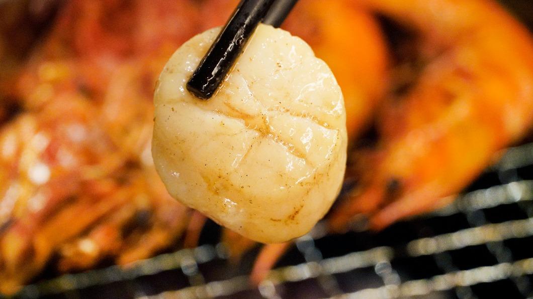 只要其一代表姓名內有「雙.十.國.慶」任一字即享「北海道生食級干貝」吃到飽。(圖/馬辣提供)