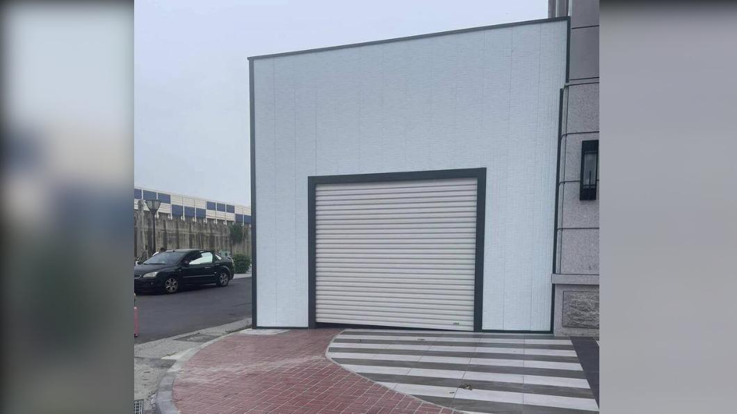 建設處判定,這棟鐵皮屋加蓋是違章建築。(圖/翻攝自臉書社團《爆料公社》)