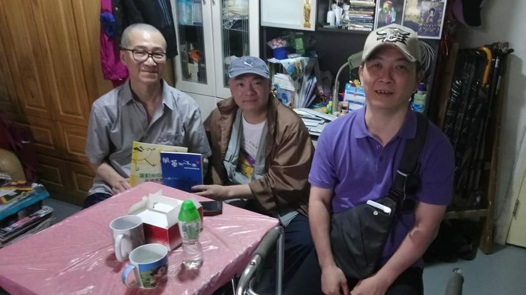 吳博君(圖左)2018年剛罹患漸凍症時。(圖/翻攝自香港肌健協會臉書)