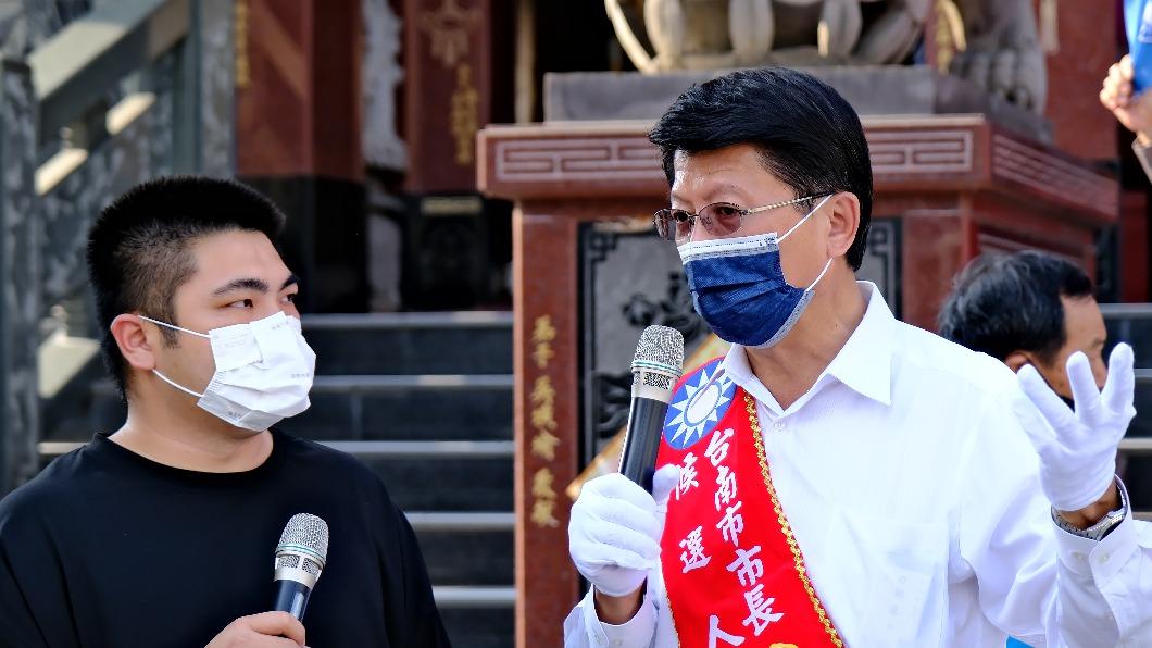 謝龍介批民進黨以「西瓜思維」選舉,但現在台南人已經覺醒。(圖/謝龍介競選團隊提供)