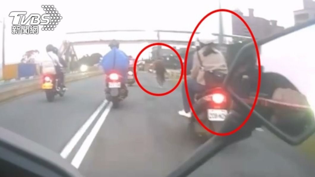 盧警載著妻子騎車發生車禍。（圖／TVBS）