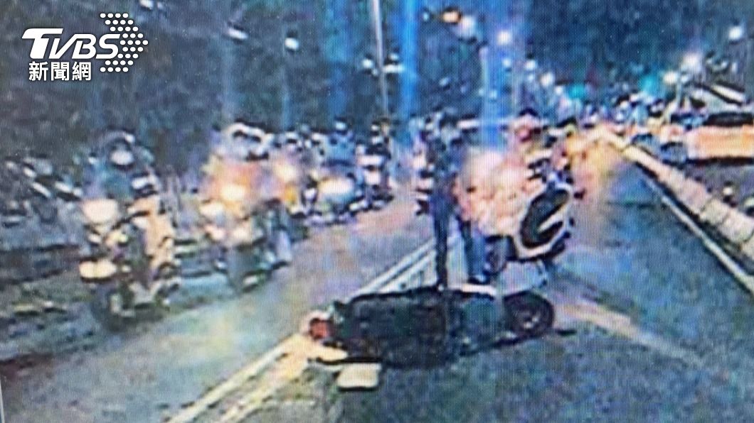 發生車禍的地點在機車專用道，撞車後機車滑到汽車道。（圖／TVBS）