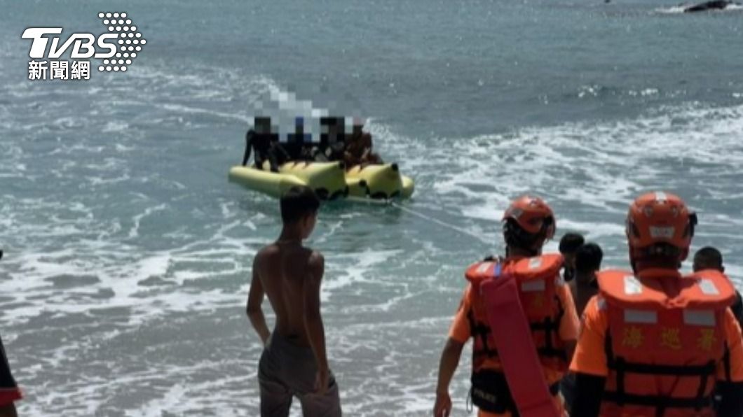 賞「沙丁魚風暴」回不來! 義消拖香蕉船為潛水客解圍