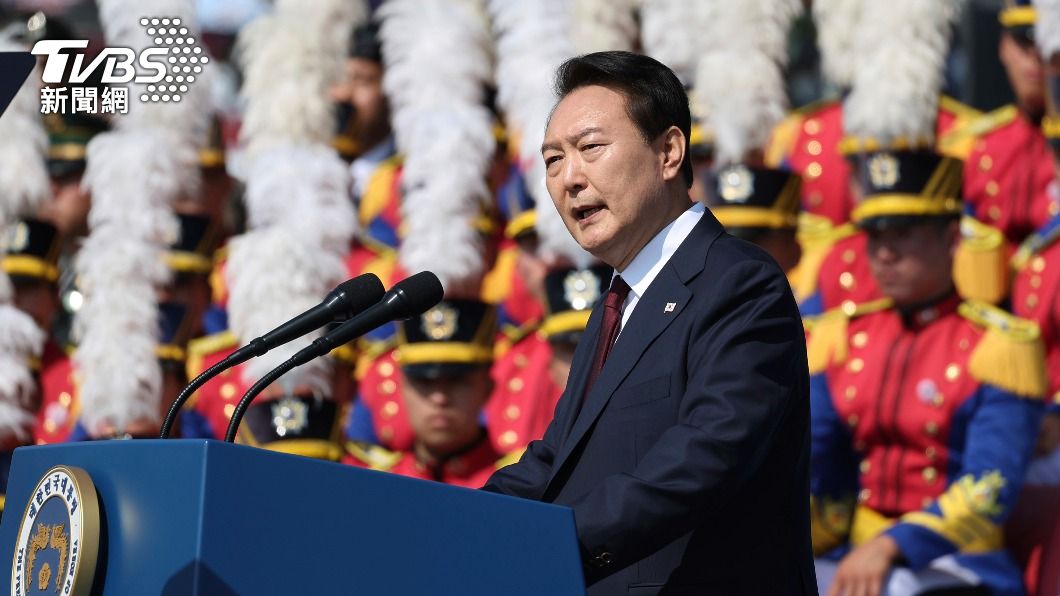 尹錫悅在接受完陸軍所長孫植敬禮後,就逕自展開長串演說,完全無視台下仍維持「敬禮狀態」的士兵。(圖/達志影像美聯社)