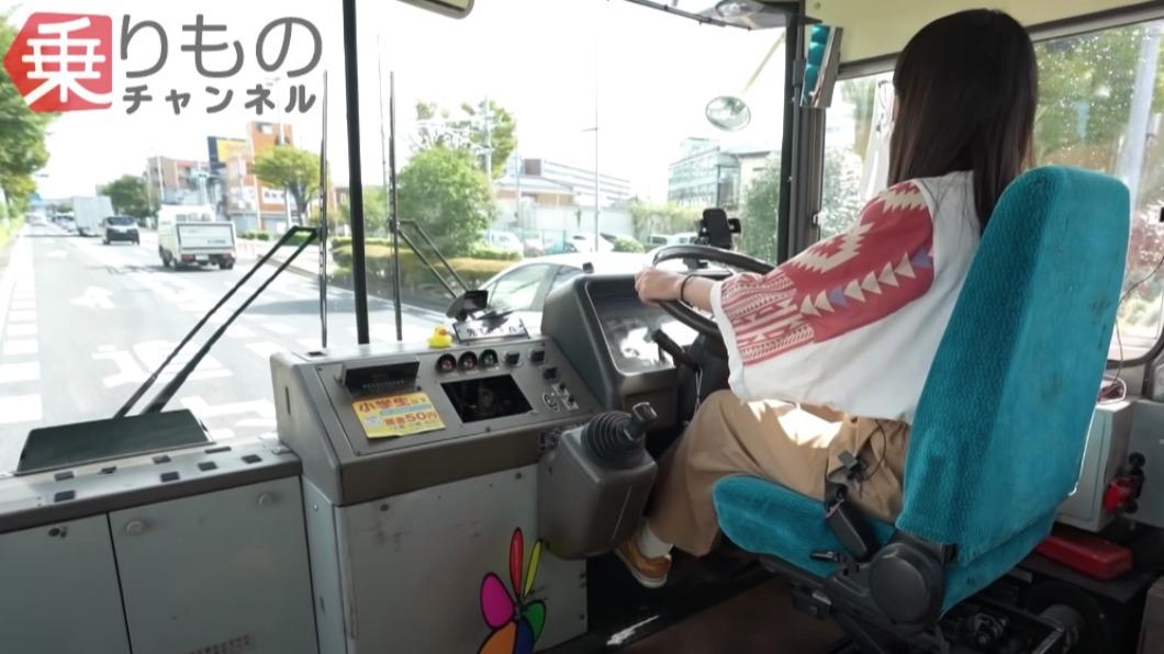 女友受到影響，也會駕駛公車。（圖／翻攝自乗りものチャンネル YT）