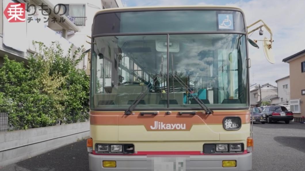 一位日本公車迷,買了一輛自己的公車。(圖/翻攝自乗りものチャンネル YT)