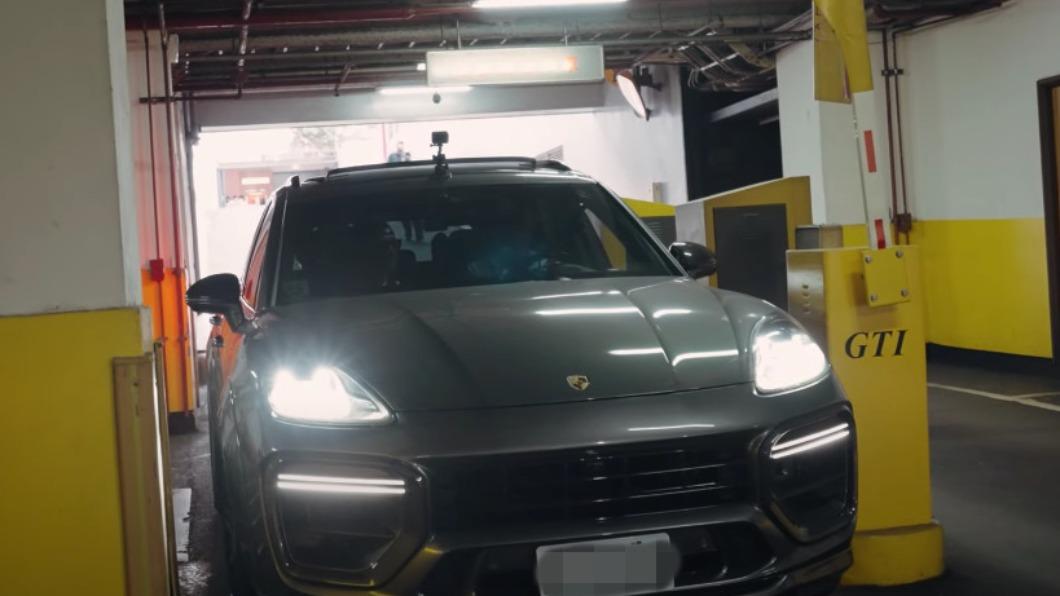 Cayenne Turbo進入到停車場閘門時,因為中央有分隔島,顯得有些吃力。(圖/翻攝自EMC YT)