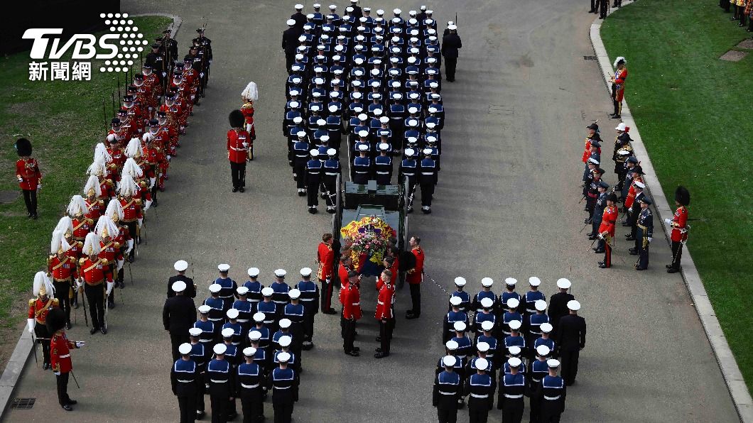 國葬結束後,大批士兵護送女王靈柩前往威靈頓拱門。(圖/達志影像美聯社)