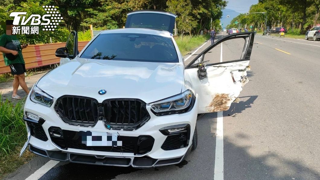 高雄警追未戴安全帽騎士　BMW被警車衝撞後再撞休旅車