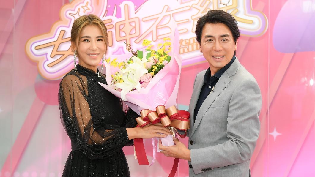梁赫群(右)帶著花束力挺小禎。(圖/三立提供)