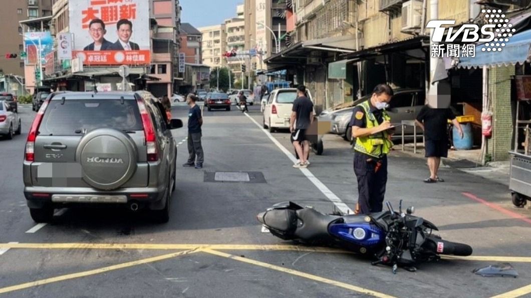 轉彎不讓直行！轎車撞機車慘摔後車又輾　騎士脊椎嚴重受傷