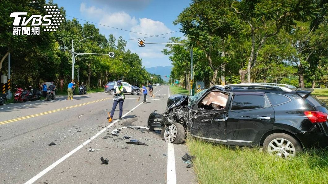 攔查無帽騎士!警迴轉與BMW對撞 衝對向毀3車5人傷