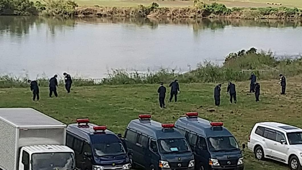 大批警力在河邊尋找。(圖/翻攝自Facebook 濱田謙二)