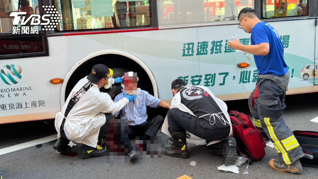 又是轉彎沒在看!公車撞傷行人手腳血流不止 駕駛賠慘了