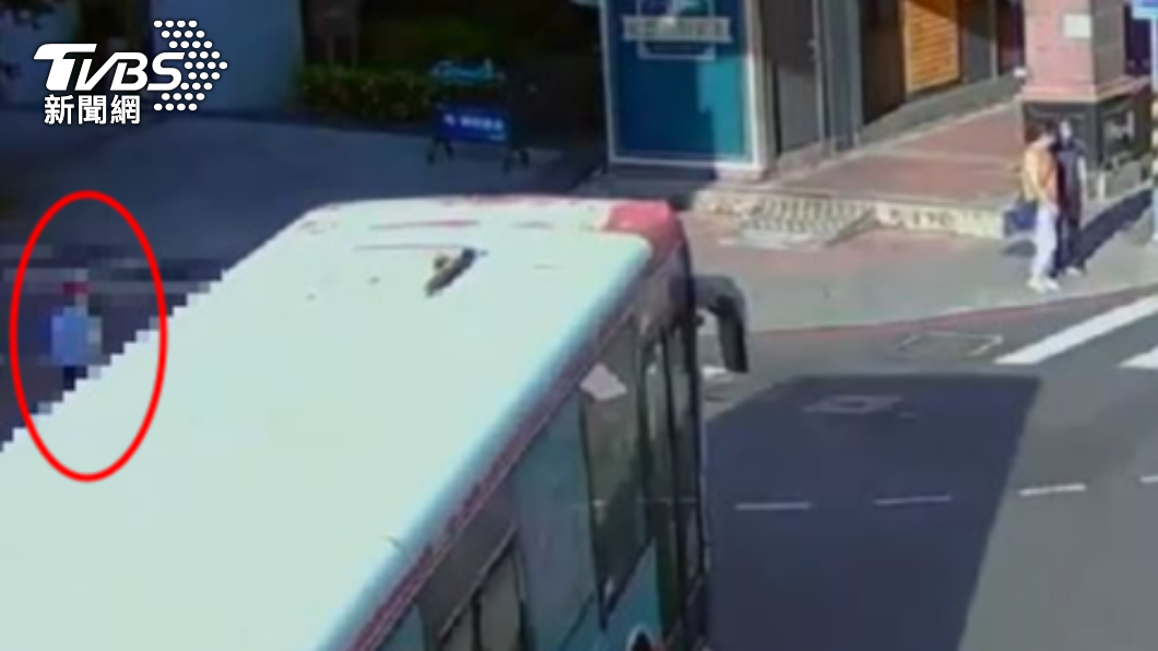 當時行人走在斑馬線上，公車駕駛未禮讓撞上。（圖／TVBS）