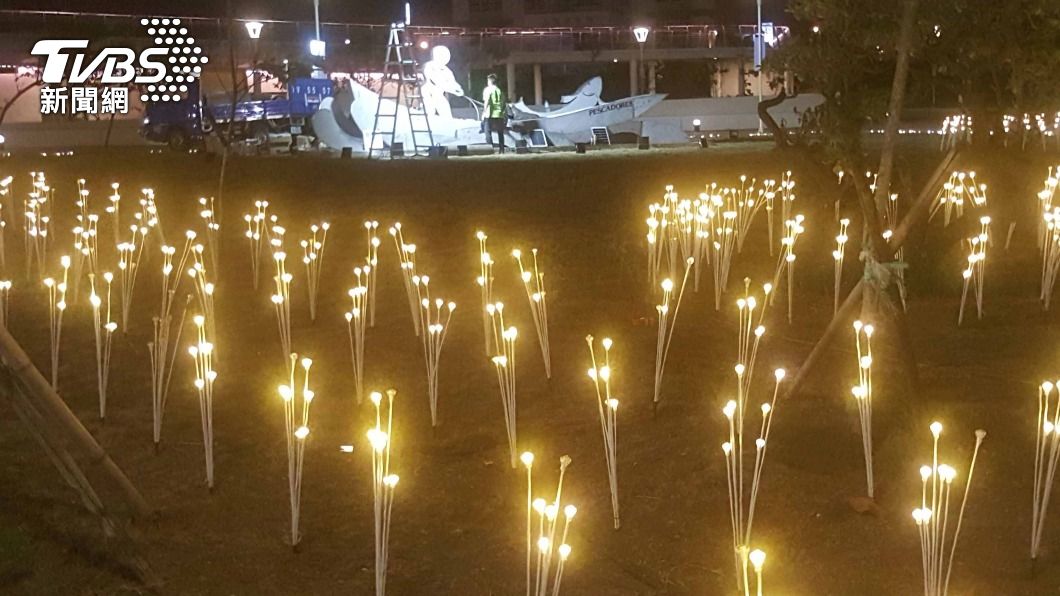 大型海島主題地景藝術作品陸續設置,搭配各式燈海,入夜閃耀。(圖/中央社)