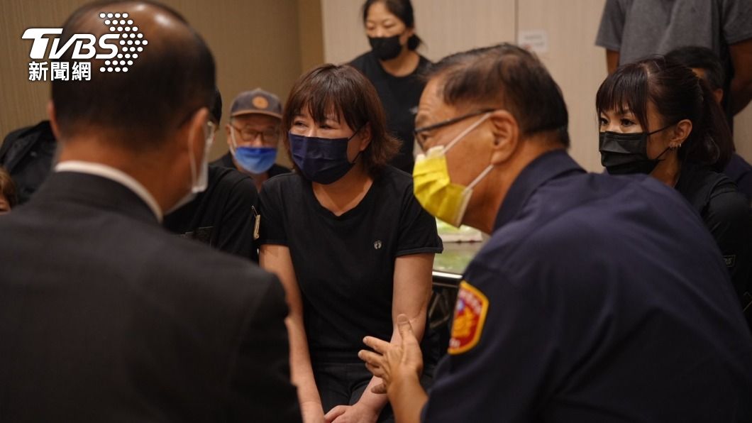 警政署長黃明昭和新北市警局長黃宗仁，前往員警蘇文明靈堂致意。（圖／TVBS）
