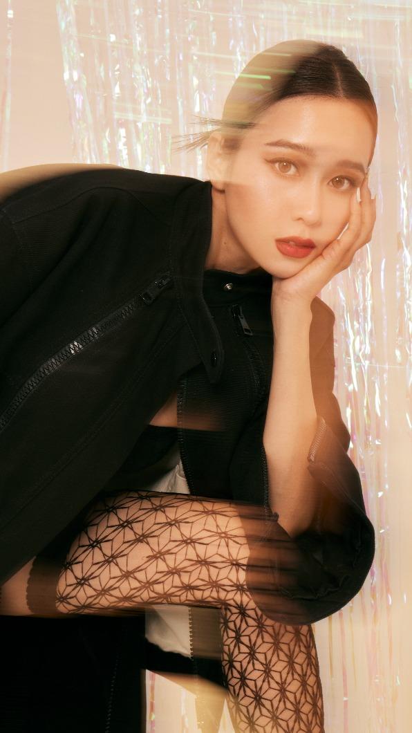 唐葳無法抵擋櫃姐的話術。（圖／《女人我最大》官網提供）