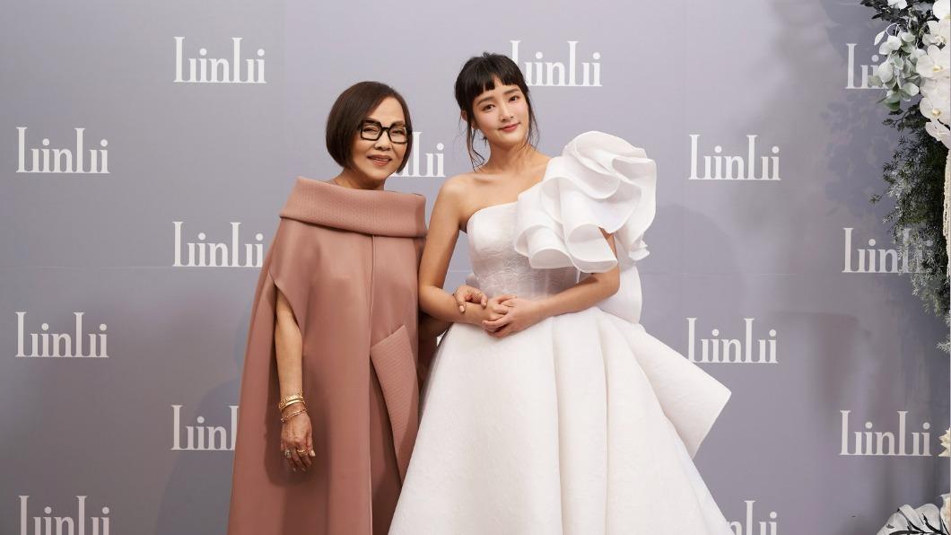 LinLi Boutique創辦人林莉老師(左)與女星王淨(右)一同展演LinLi愛永續系列婚紗禮服。(圖/LinLi Boutique提供)
