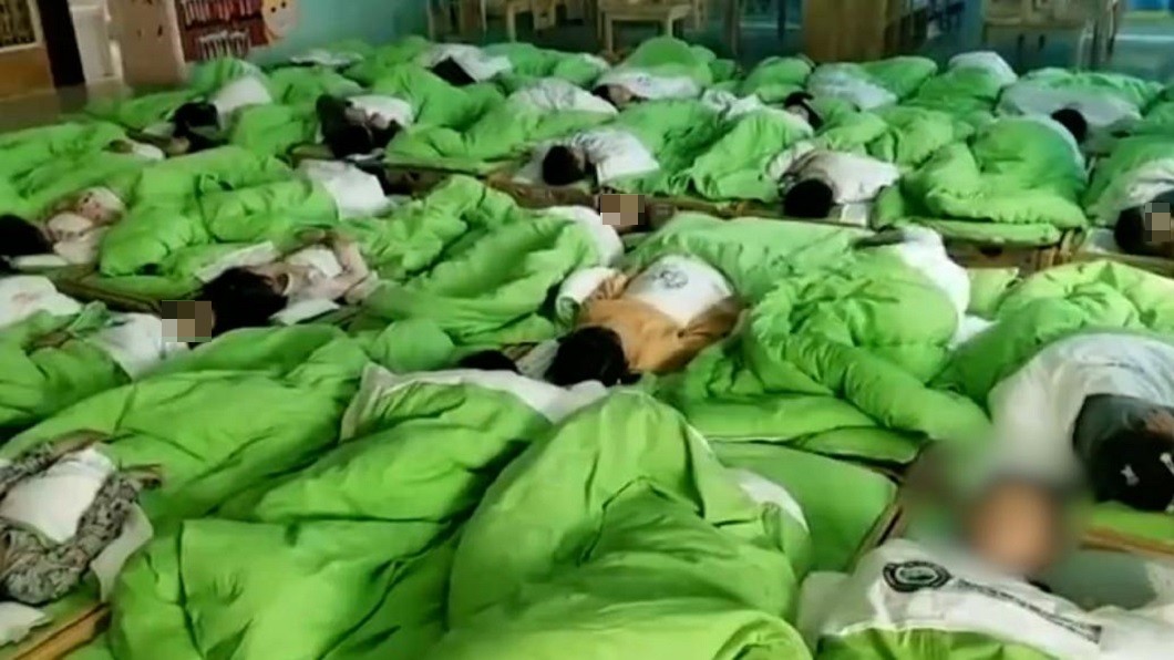 午休裝睡測試！老師喊「睡著的請舉手」　下秒全班都上當