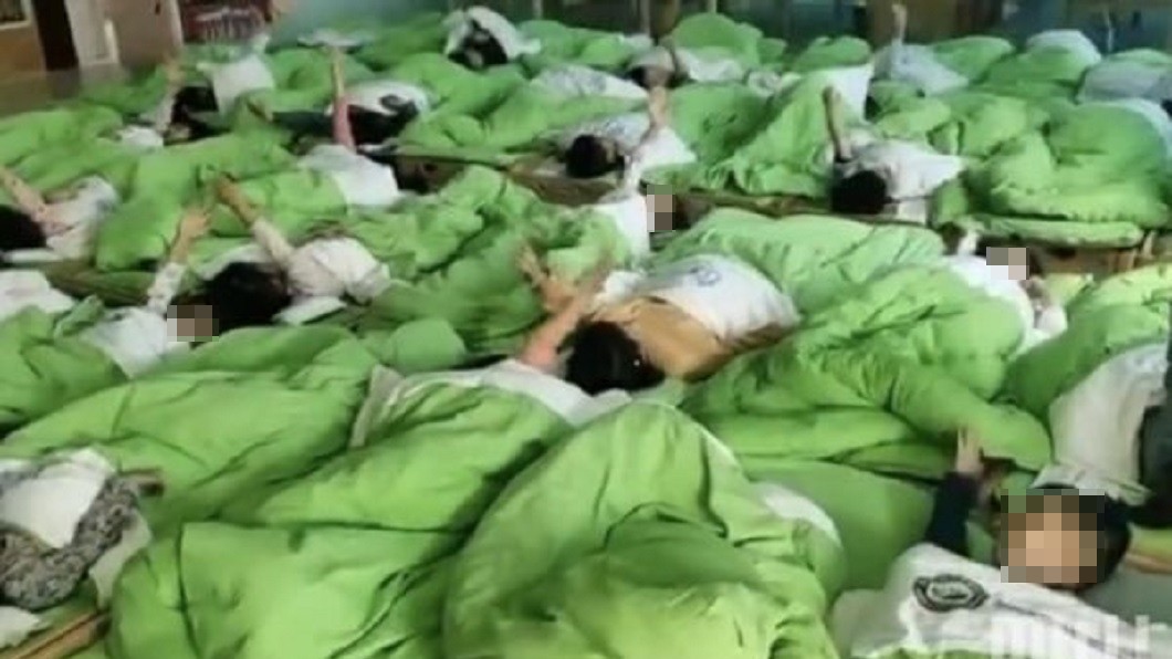 老師喊「睡著的小朋友舉手」結果幾乎所有小朋友都照做了。(圖/翻攝自澎湃新聞)