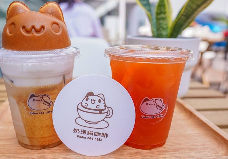 店家主打咖啡、茶飲、特調牛奶，甜點就以甜點櫃中的為主。（圖／剎有其食提供）