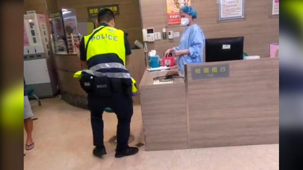 協助兩歲童就醫 員警買糖逗小朋友開心