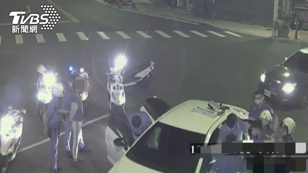 警方循線攔截涉案的車輛，逮捕2名涉案人。（圖／TVBS）