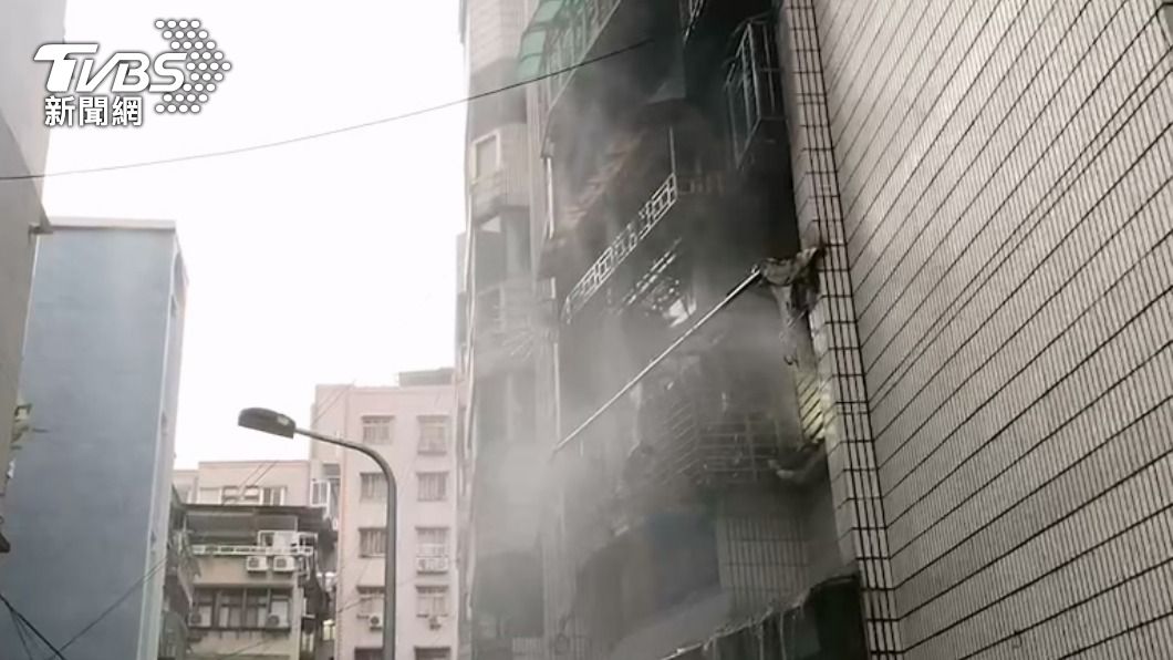 吳興街公寓二樓起火。(圖/TVBS)