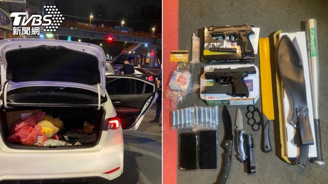 警方車內搜出開山刀、摺疊刀、鋼珠槍。（圖／TVBS）