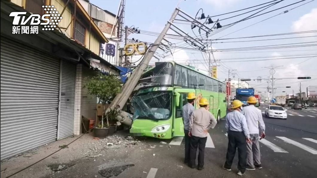 瞌睡蟲上身!統聯司機自撞電桿 車頭全毀、住戶停電