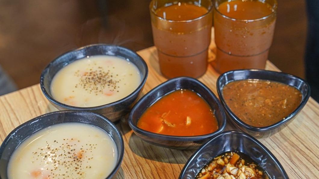 店內濃湯、飲料無限供應。(圖/跟著尼力吃喝玩樂提供)