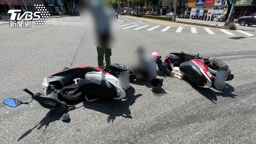 2機車皆倒地。(圖/TVBS)