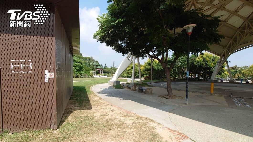 民眾陳屍在桃園楊梅富岡伯公岡公園。(圖/TVBS)