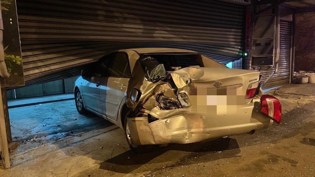車輛撞進草爺公司大門。(圖/草爺提供)