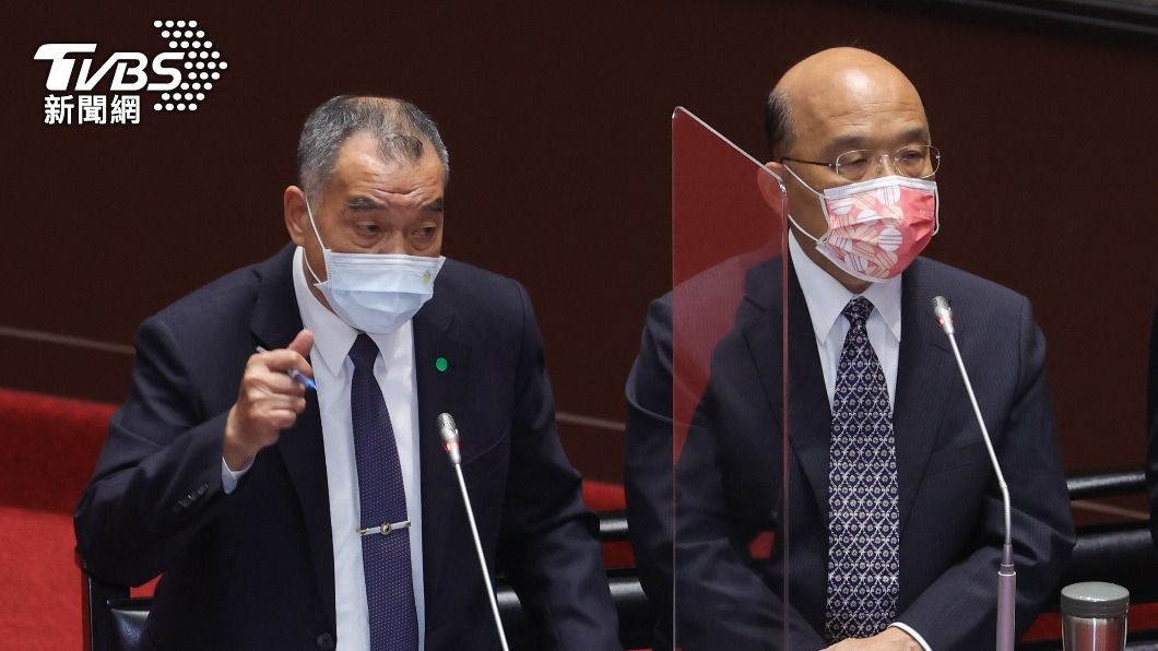 蘇貞昌與邱國正列席報告112年度中央總預算案。(圖/中央社)