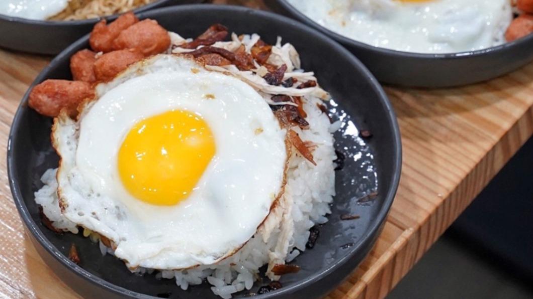 「紅蔥豬油拌飯」為店內人氣美食。(圖/阿華田的美食日記提供)