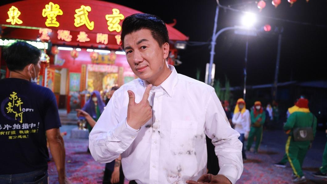 吳皓昇體驗炮炸寒單爺。(圖/民視提供)