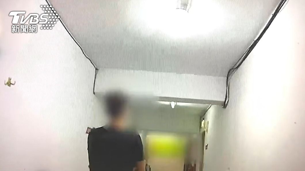 警員陪同丁男回住處拿證件。(圖/TVBS)