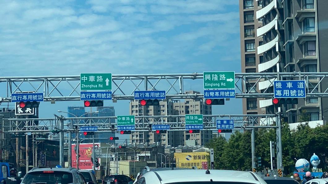網友驚呆以為是賽車場。(圖/翻攝自路上觀察學院)