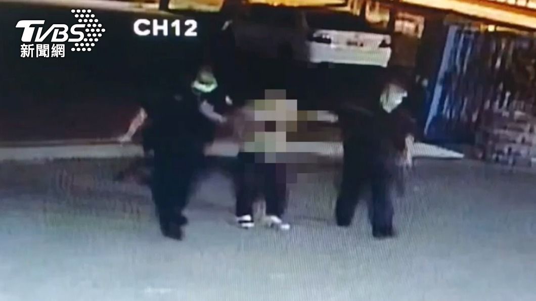 偷拍男被警方帶回。（圖／TVBS）