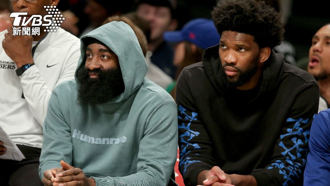 76人雙巨頭恩比德(Joel Embiid)和哈登(James Harden)作壁上觀。(圖/達志影像路透社)